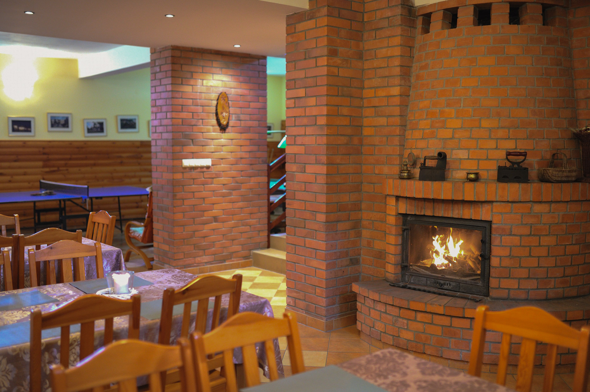 Przytulny salon z kominkiem i ceglaną ścianą w Agroturystyce Zagaje koło Kazimierza Dolnego